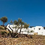 Kamaroti Suites 4*