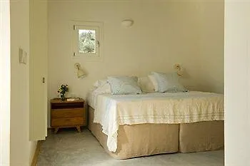 Kamaroti Suites מלון